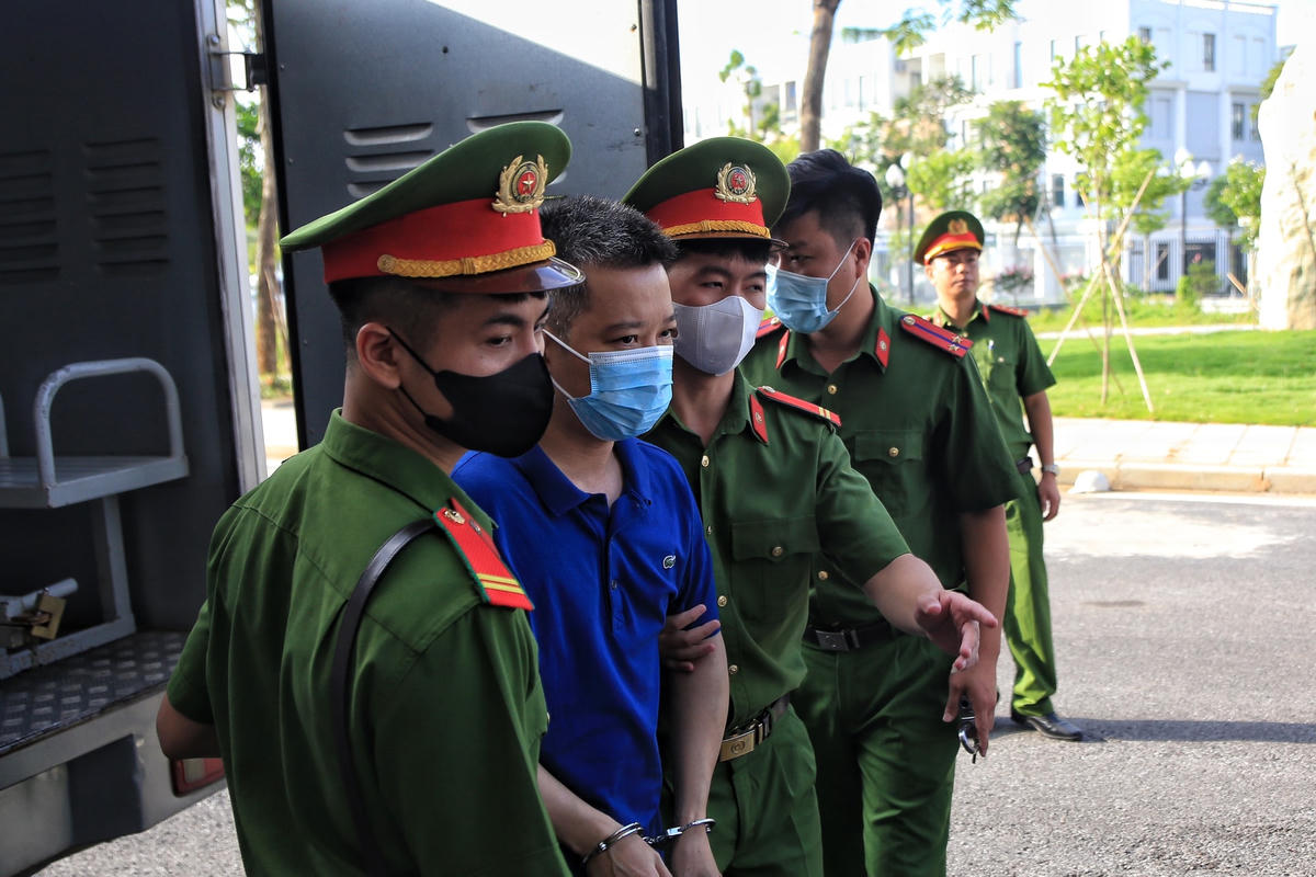Kết quả điều tra cho thấy, 21 cựu quan chức, cán bộ (bị truy tố tội nhận hối lộ) có tới hơn 500 lần nhận tiền từ doanh nghiệp, với tổng cộng gần 165 tỉ đồng.