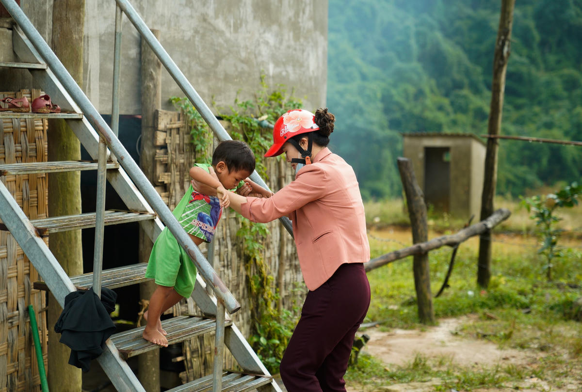 Nhà em Hồ Viết Tú (5 tuổi), Hồ Quốc Vương (3 tuổi) ở cuối bản. Khi cô Lê Thị Thành đến, Vương chạy lon ton theo mẹ dưới bếp nhưng Tú còn ngái ngủ trên nhà sàn. Cô Thành nhanh chân lên nhà mặc quần áo, lau mặt, đỡ Tú xuống cầu thang, tiếng khóc thút thít đeo bám mãi.