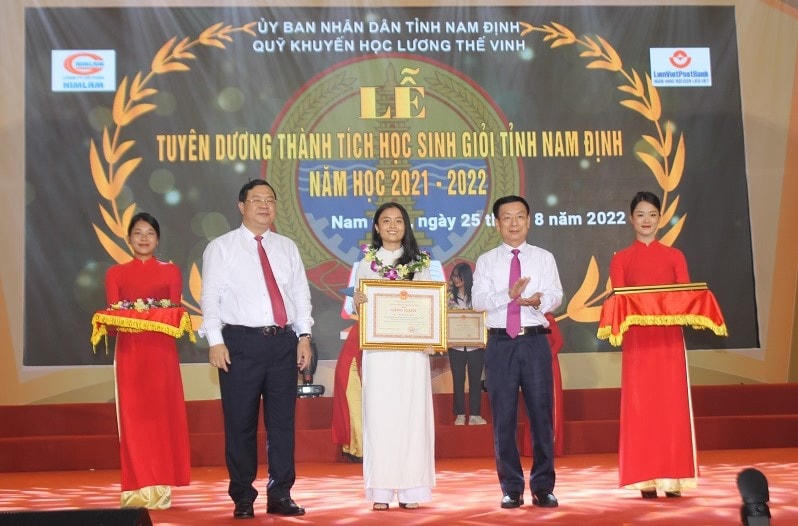 Bí thư Tỉnh ủy Nam Định Phạm Gia Túc, Chủ tịch UBND tỉnh Phạm Đình Nghị trao thưởng cho học sinh đạt thành tích cao.
