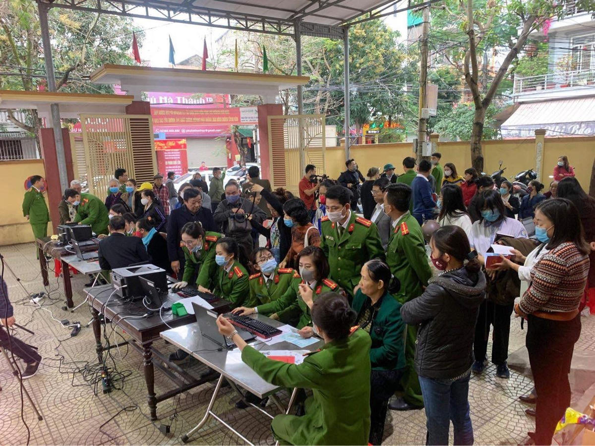 Người dân TP Vinh (Nghệ An) được cơ quan chuyên môn hướng dẫn cài đặt định danh điện tử. Ảnh: Bắc Vũ.