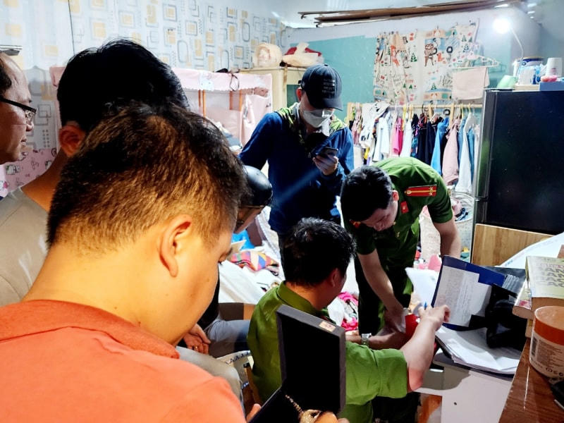 Cảnh sát hình sự khám xét nơi thuê trọ của Lê Phú Cao. Ảnh: Công an Đà Nẵng.