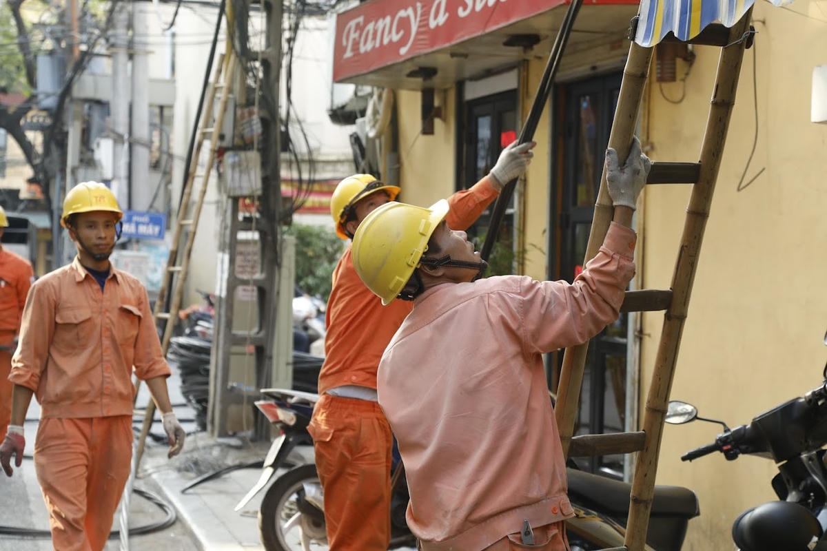 Giá điện tăng khiến người dân và doanh nghiệp cùng khó khăn. Ảnh: Quang Vinh.