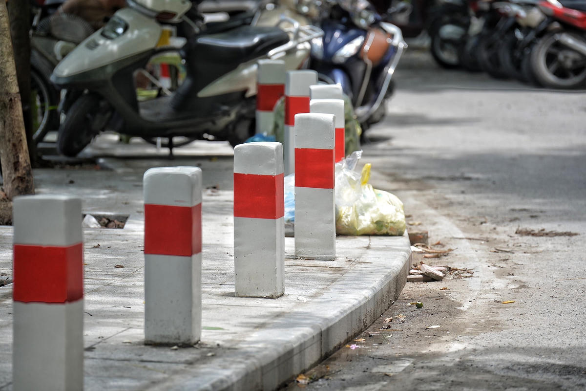 Tương tự, anh Nguyễn Minh Tuấn (trú quận Đống Đa) cảm thấy việc lắp đặt các trụ bê trông xung quanh hồ Văn Chương là rất bất cập."Các cọc bê tông dựng sát nhau nhìn rất rối mắt và tốn kém. Thay vì dựng cọc bê tông thì có thể làm các trụ bằng sắt, inox cao khoảng 30-40 cm hoặc đặt các bệ hoa sẽ đẹp hơn rất nhiều", anh Tuấn chia sẻ.