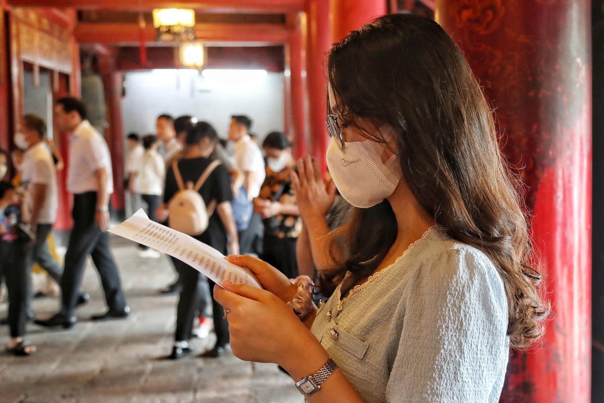 Thậm chí, nhiều thi sinh chuẩn bị cả Sớ cầu đăng khoa để đọc trước ban thờ.