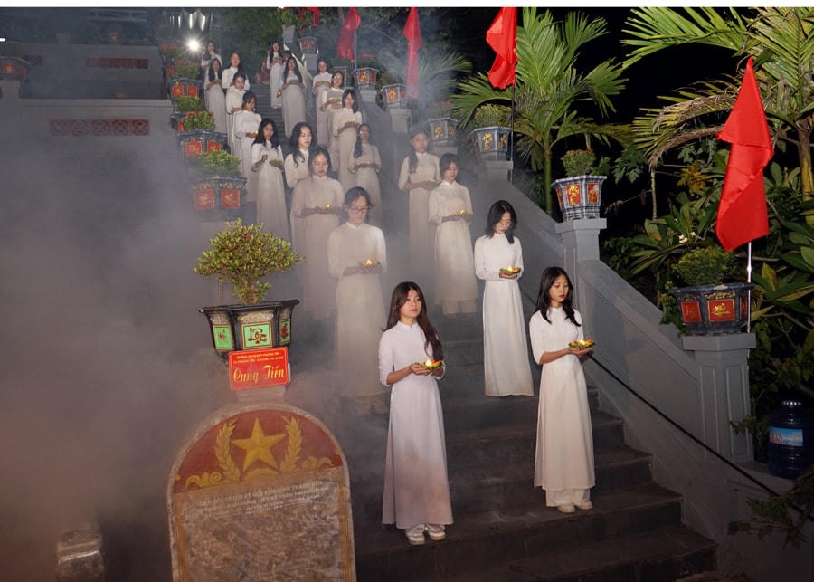 Công tác chuẩn bị chương trình “Khúc tráng ca hòa bình” tại điểm cầu nghĩa trang Vị Xuyên (Hà Giang).     Ảnh: Báo Hà Giang