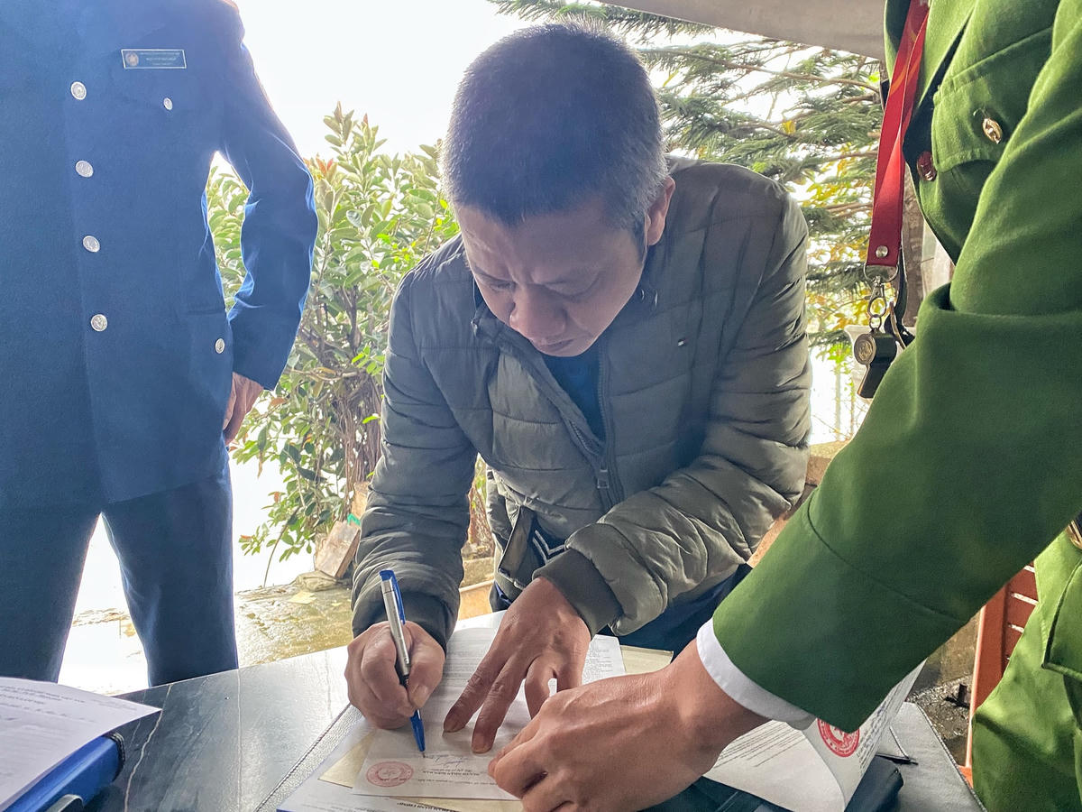 Liên quan đến vấn đề vi phạm trật tự đô thị, mất an toàn giao thông diễn ra khu vực hồ Đầm Khê, ông Nguyễn Hà Quân, Phó chủ tịch UBND phường Hà Cầu cho biết: “Phường cũng thường xuyên chỉ đạo lực lượng công an, trật tự xây dựng cũng như lực lượng tự quản phối hợp chặt chẽ tuần tra, xử lý vi phạm”.
