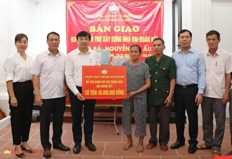 Chủ tịch Ủy ban MTTQ tỉnh Bắc Ninh Nguyễn Đình Lợi và lãnh đạo thị xã Thuận Thành trao kinh phí hỗ trợ xây dựng nhà Đại đoàn kết cho bà Nguyễn Thị Ấu.