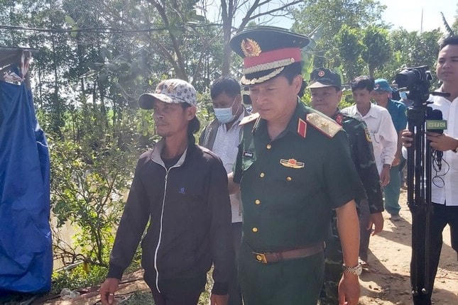 Thiếu tướng Nguyễn Minh Triều, Phó Tư lệnh Quân khu 9 đi cùng động viên anh Thái Văn Tấn Tài - cha của nạn nhân. (Ảnh: Tiền Phong).
