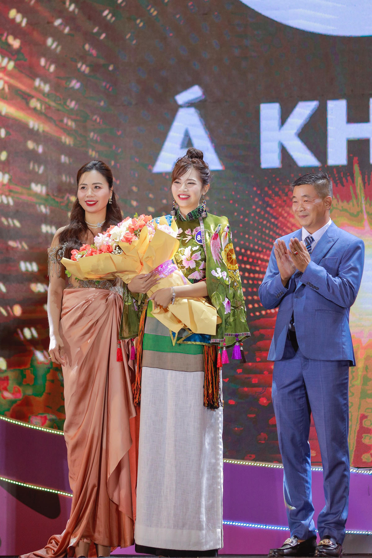Á khôi 1 Nguyễn Bạch Vân.
