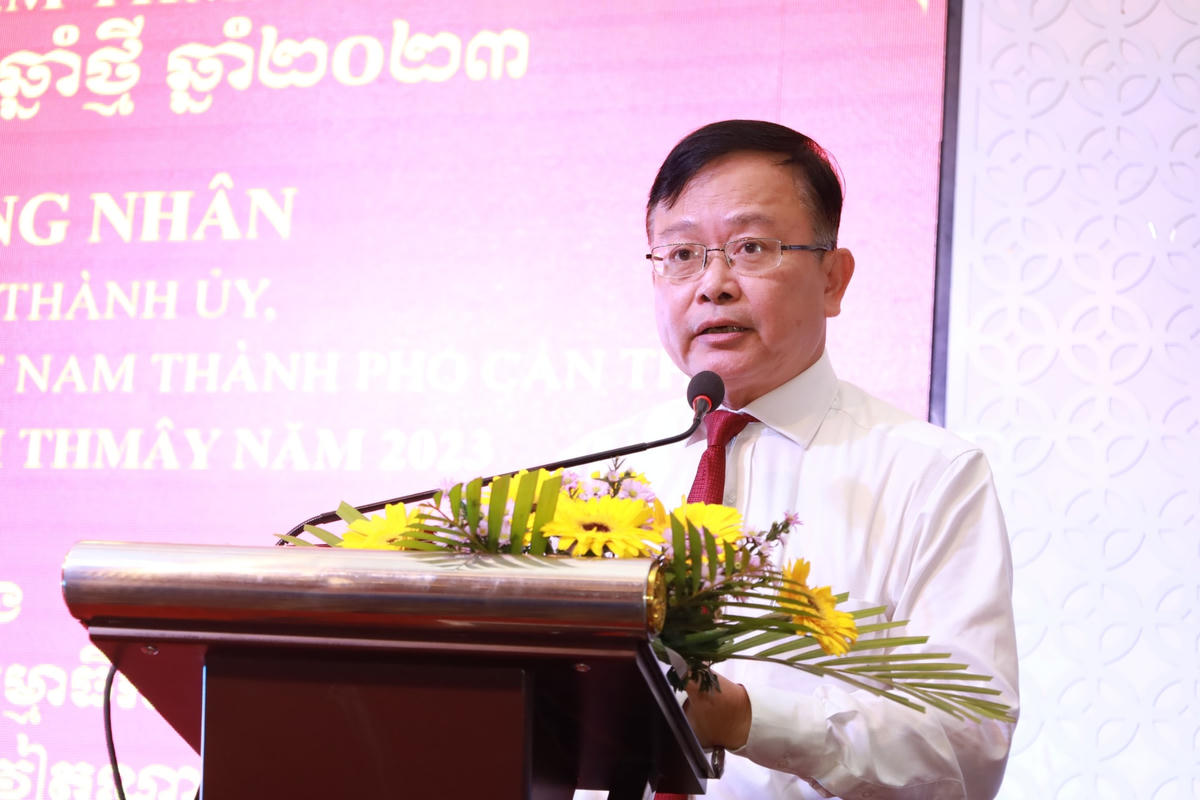Ông Nguyễn Trung Nhân, Chủ tịch UBMTTQ Việt Nam TP Cần Thơ đọc thu chúc Tết Chol Chnam Thmay. 