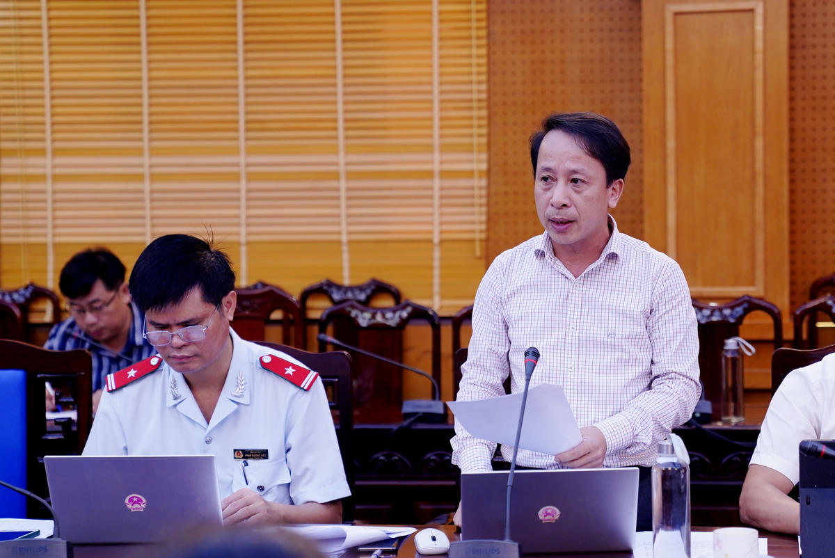Ông Trần Đình Việt, Trưởng phòng Tài nguyên & Môi trường huyện Can Lộc báo cáo nguồn gốc các thửa đất.