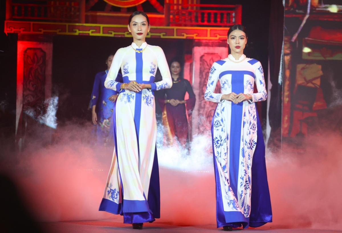 Với chủ đề “Khám phá nét son Hà Nội”, Lễ khai mạc đã truyền tải thông điệp về tình yêu với tà áo dài, trách nhiệm bảo tồn và phát huy các giá trị văn hóa truyền thống của dân tộc.