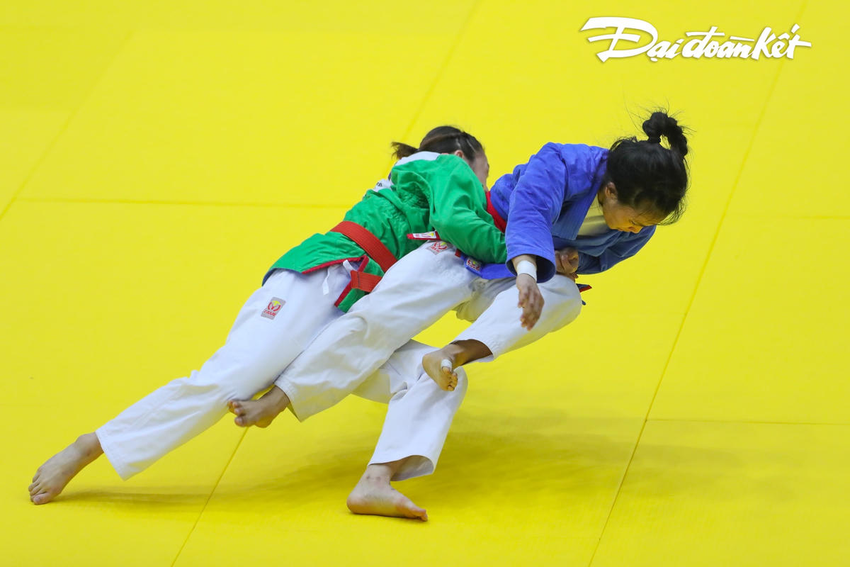 Trong thi đấu, võ sĩ Kurash chỉ được dùng tay tác động từ thắt lưng đối thủ trở lên, nếu dùng tay cầm - quăng từ thắt lưng trở xuống sẽ bị phạt.