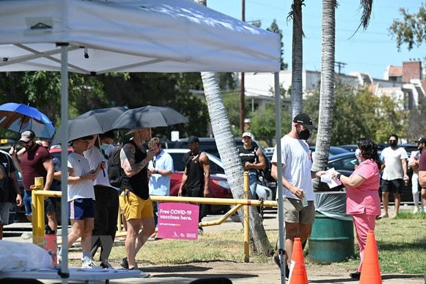 Người dân xếp hàng chờ tiêm vaccine ngừa bệnh đậu mùa khỉ tại Los Angeles, California, Mỹ. (Ảnh: AFP/TTXVN).