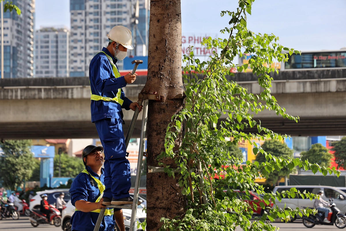 Thậm chí, việc tháo gông cũng phải cần những dụng cụ như búa, đục thì mới có thể nới lỏng.