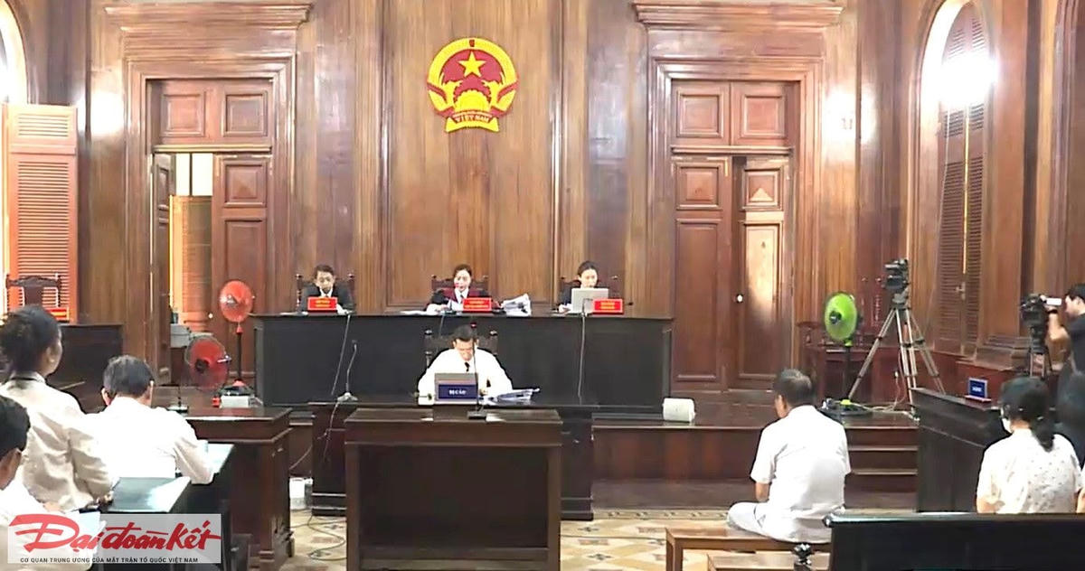 Quang cảnh phiên tòa xét xử.