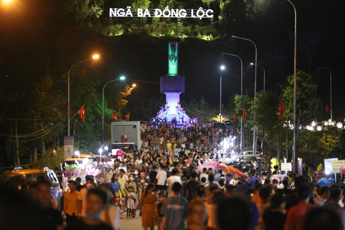 Hàng nghìn người dân có mặt tại Ngã ba Đồng Lộc để tham dự chương trình "Cõi thiêng Đồng Lộc".