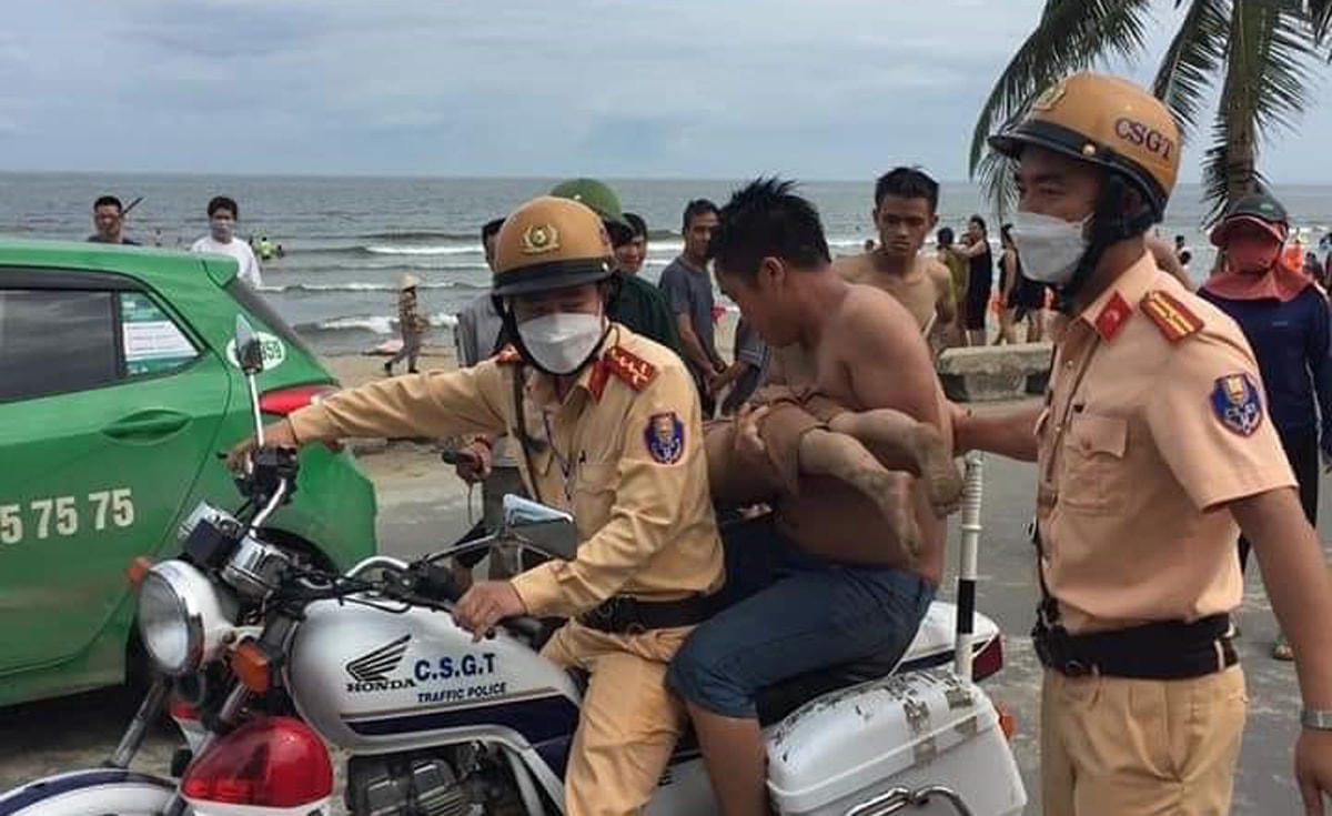 Công an TP Sầm Sơn sử dụng xe đặc chủng để đưa cháu bé bị ngạt nước đi cấp cứu.