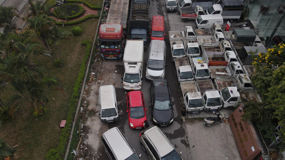 Nhiều người dân phải quay xe, bỏ về sau khi lực lượng chức năng tiến hành kiểm tra, khám xét. 