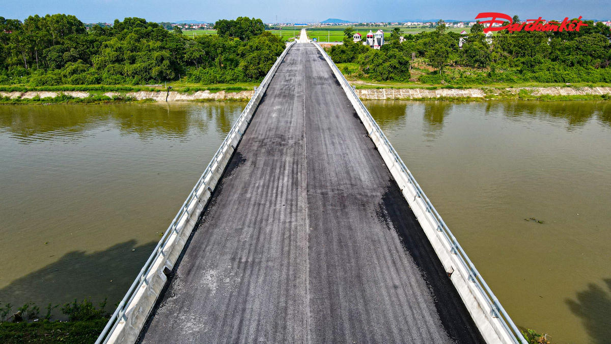 Cây cầu Xuân Cẩm có tổng chiều dài 479,5 m, bề rộng cắt ngang cầu 12 m.