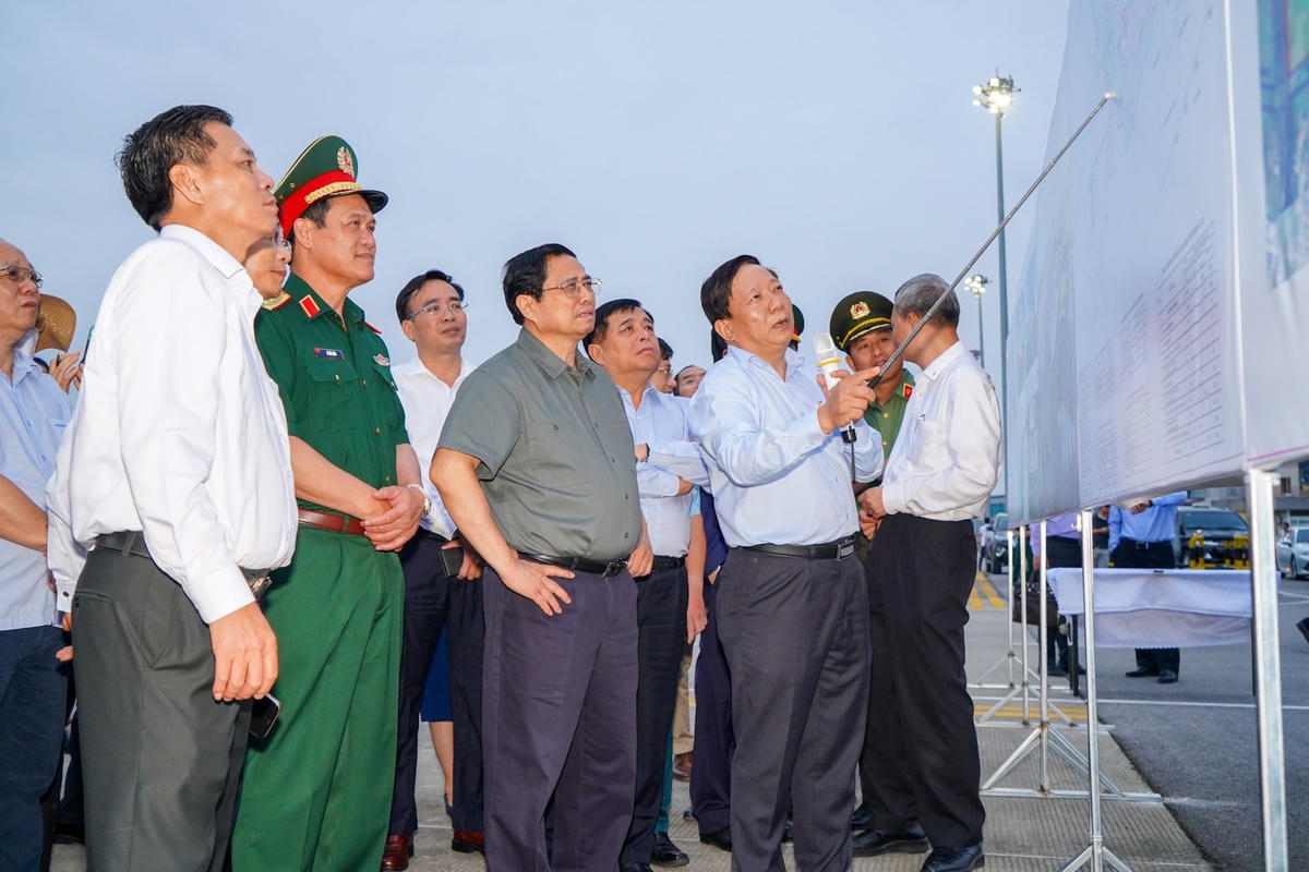 Thủ tướng Chính phủ Phạm Minh Chính kiểm tra tiến độ triển khai thực hiện dự án xây dựng Nhà ga hành khách T2 - Cảng hàng không quốc tế Cát Bi. Ảnh: Cổng thông tin điện tử TP Hải Phòng.