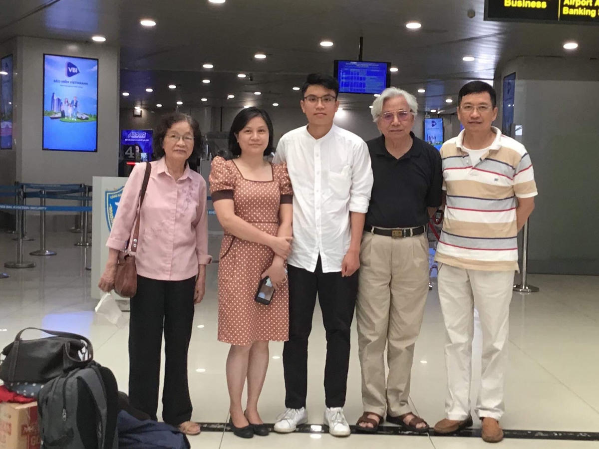 Gia đình GS Phùng Hồ.  