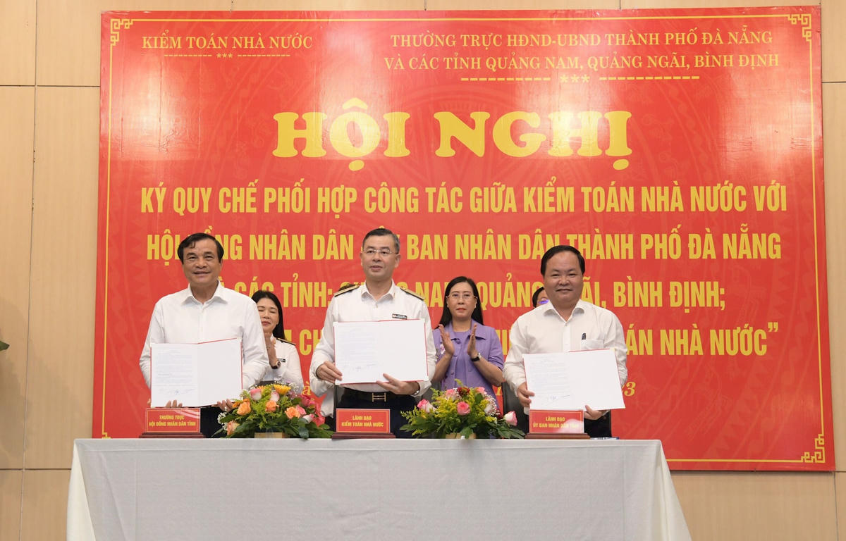 Đại diện Thường trực HĐND, UBND tỉnh Quảng Nam ký Quy chế phối hợp với KTNN. Ảnh: Nguyễn Ly