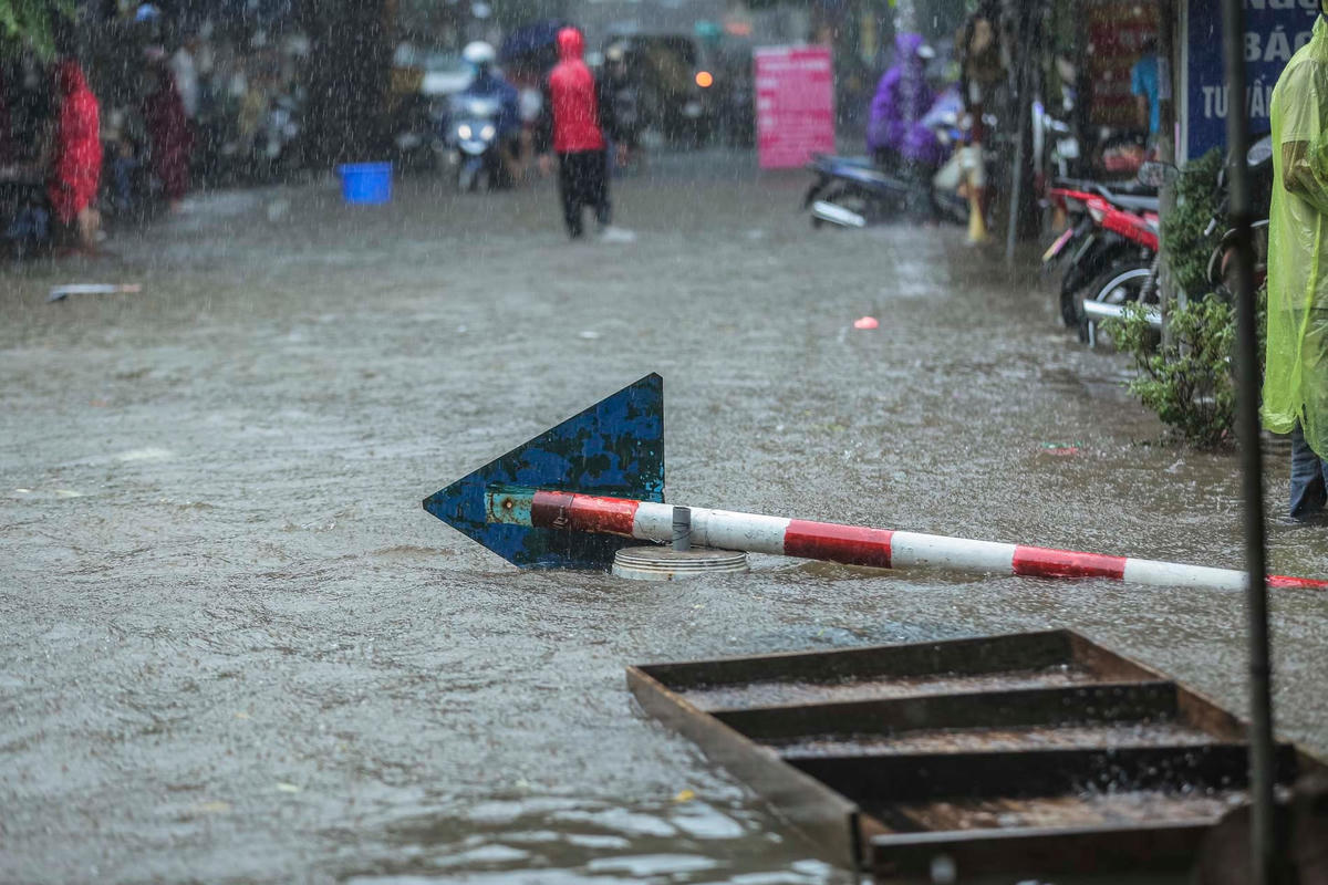 Trên địa bàn nội đô đã xuất hiện một số điểm úng ngập, ứ đọng nước các đường, phố Trần Bình, Phan Văn Trường, Hoa Bằng, Bùi Xương Trạch, Nguyễn Trãi, Thụy Khuê, khu vực chân cầu Nhật Tân...