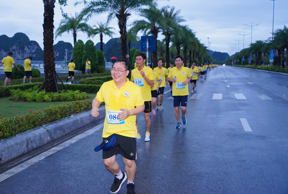 Đường chạy của Giải Quawaco Marathon 2022 mang không khí vui tươi phấn khởi, ngập tràn tiếng cười.