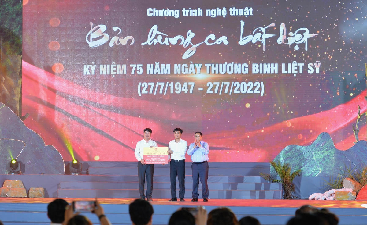 Thủ tướng Chính phủ Phạm Minh Chính trao tặng 20 căn nhà tình nghĩa cho huyện Anh Sơn (Ảnh Thành Cường).