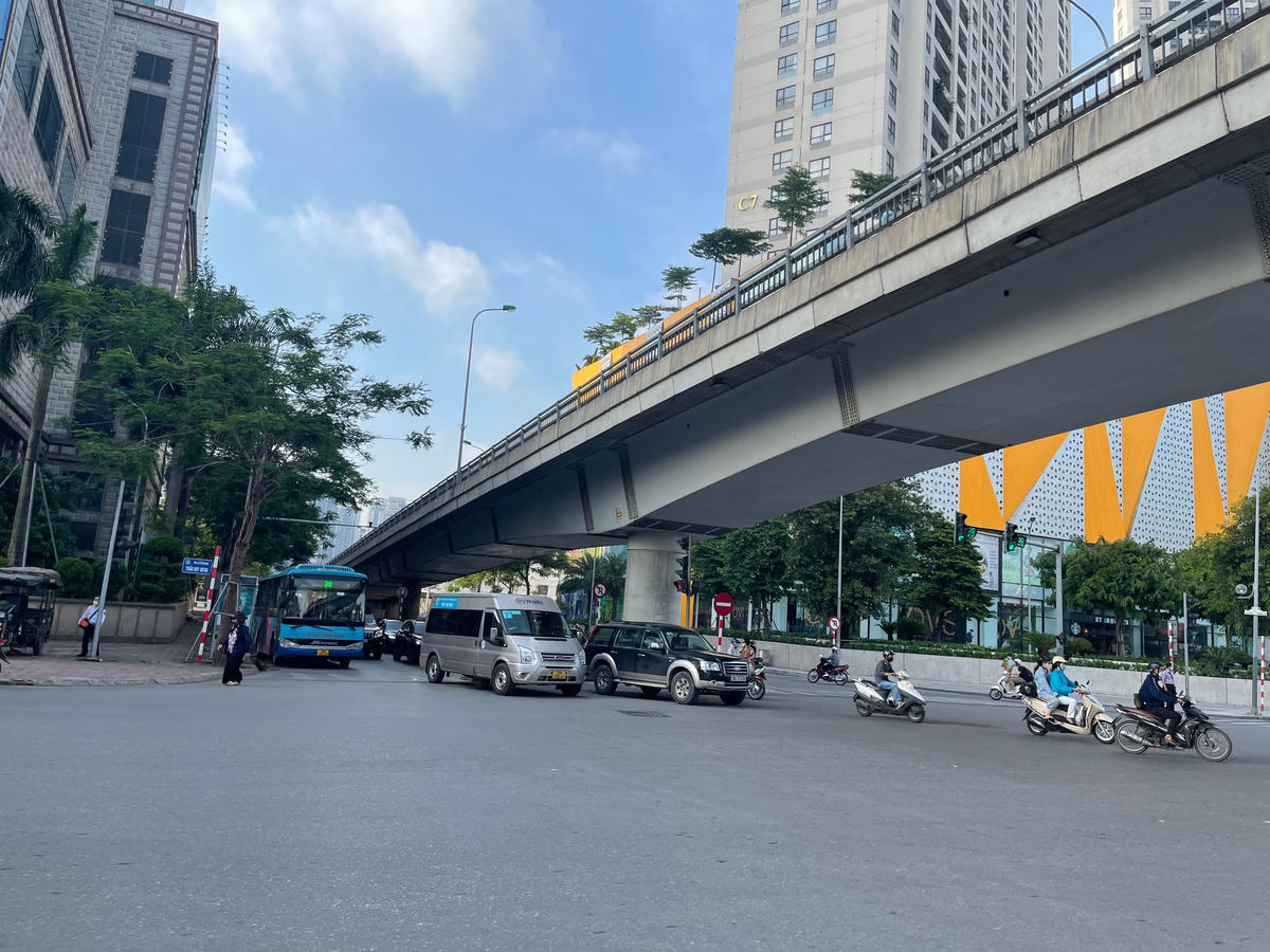 Giao thông thông thoáng tại nút giao Trần Duy Hưng - Hoàng Minh Giám - Nguyễn Chánh.