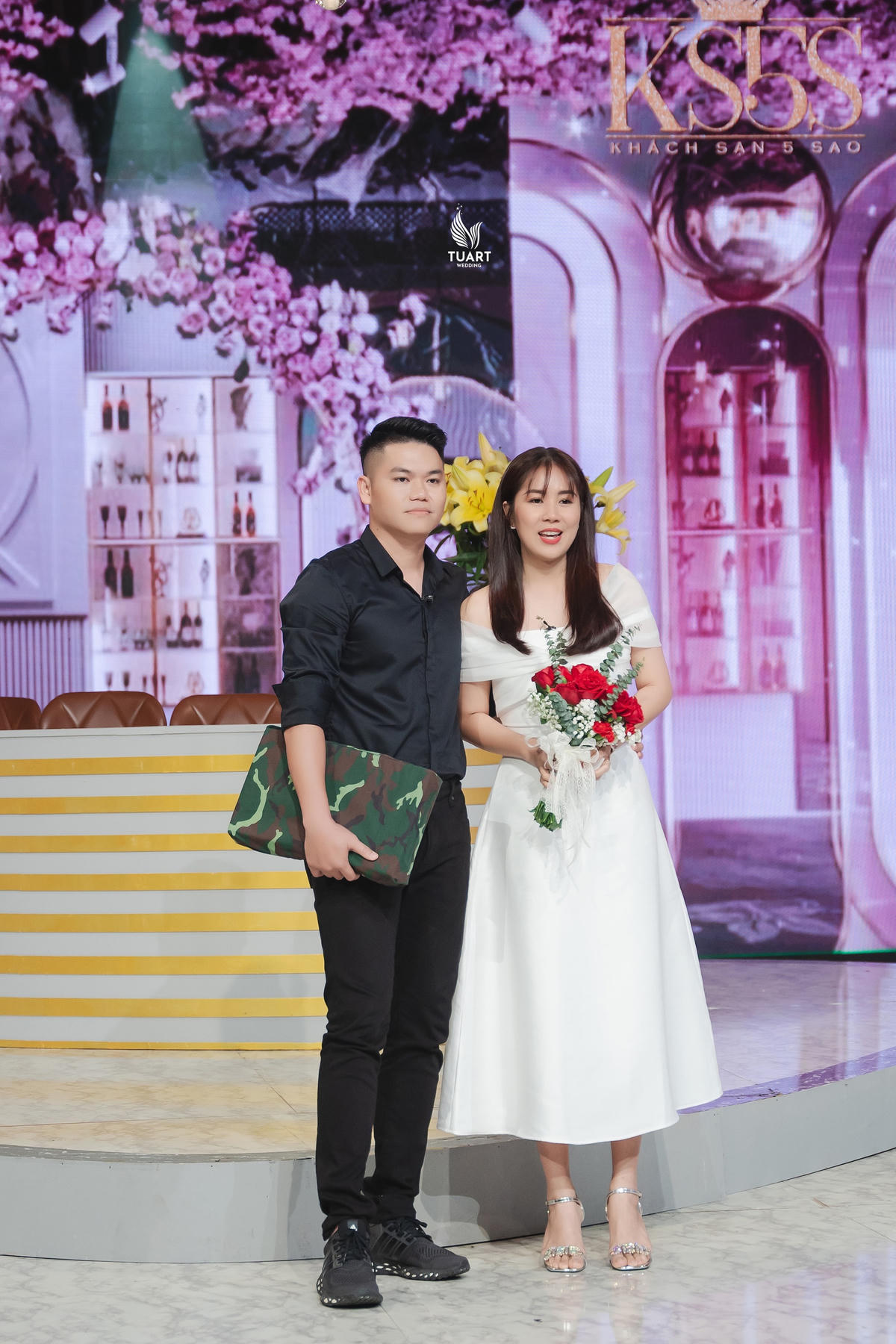 Cặp đôi hát vang ca khúc "Biển tình" trong không gian vô cùng lãng mạn. 