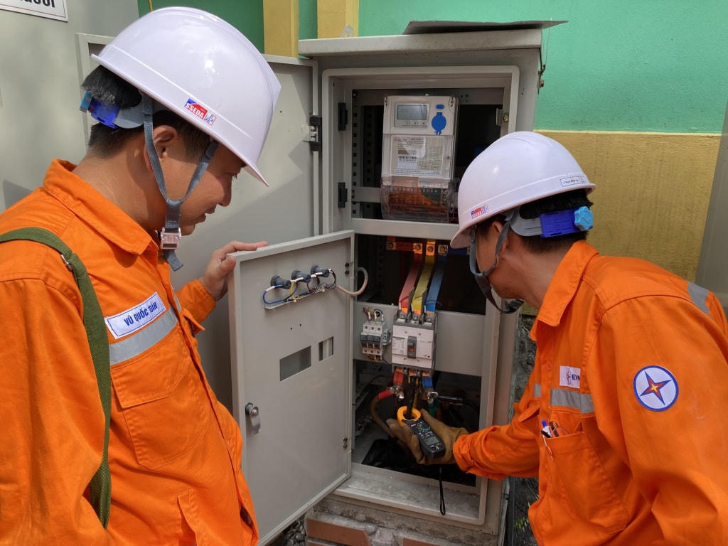 Đội quản lý vận hành số 1 (Điện lực TP Hạ Long) kiểm tra phụ tải phía sau Trường THCS Trần Quốc Toản (Hội đồng coi thi Trường THPT Vũ Văn Hiếu) để đảm bảo vận hành an toàn lưới điện trong thời gian diễn ra Kỳ thi lớp 10 THPT năm học 2023-2024. Ảnh: Hoàng Nga.