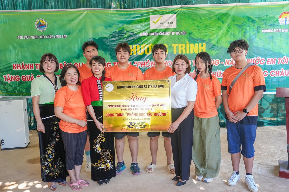 Gắn biển và tặng quà cho trường Mầm non Chiềng Khừa – điểm trường Xa Lú
