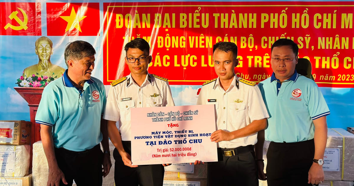 Ông Nguyễn Văn Hiếu tặng quà cán bộ chiến sĩ trên đảo Thổ Chu.