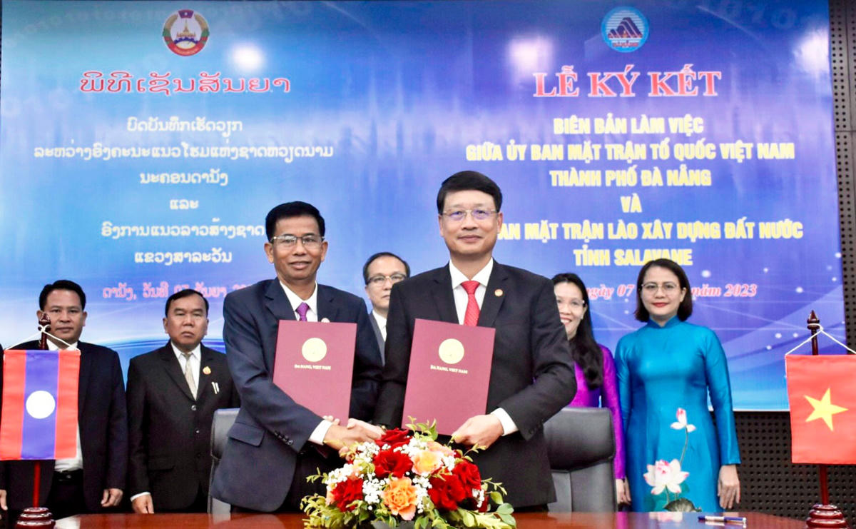 Chủ tịch Ủy ban MTTQ Việt Nam TP Đà Nẵng Ngô Xuân Thắng (phải) và Chủ tịch Ủy ban Mặt trận Lào xây dựng đất nước tỉnh Salavane Khăm Ta Hồ Sông Lương. Ảnh Mặt trận Đà Nẵng.