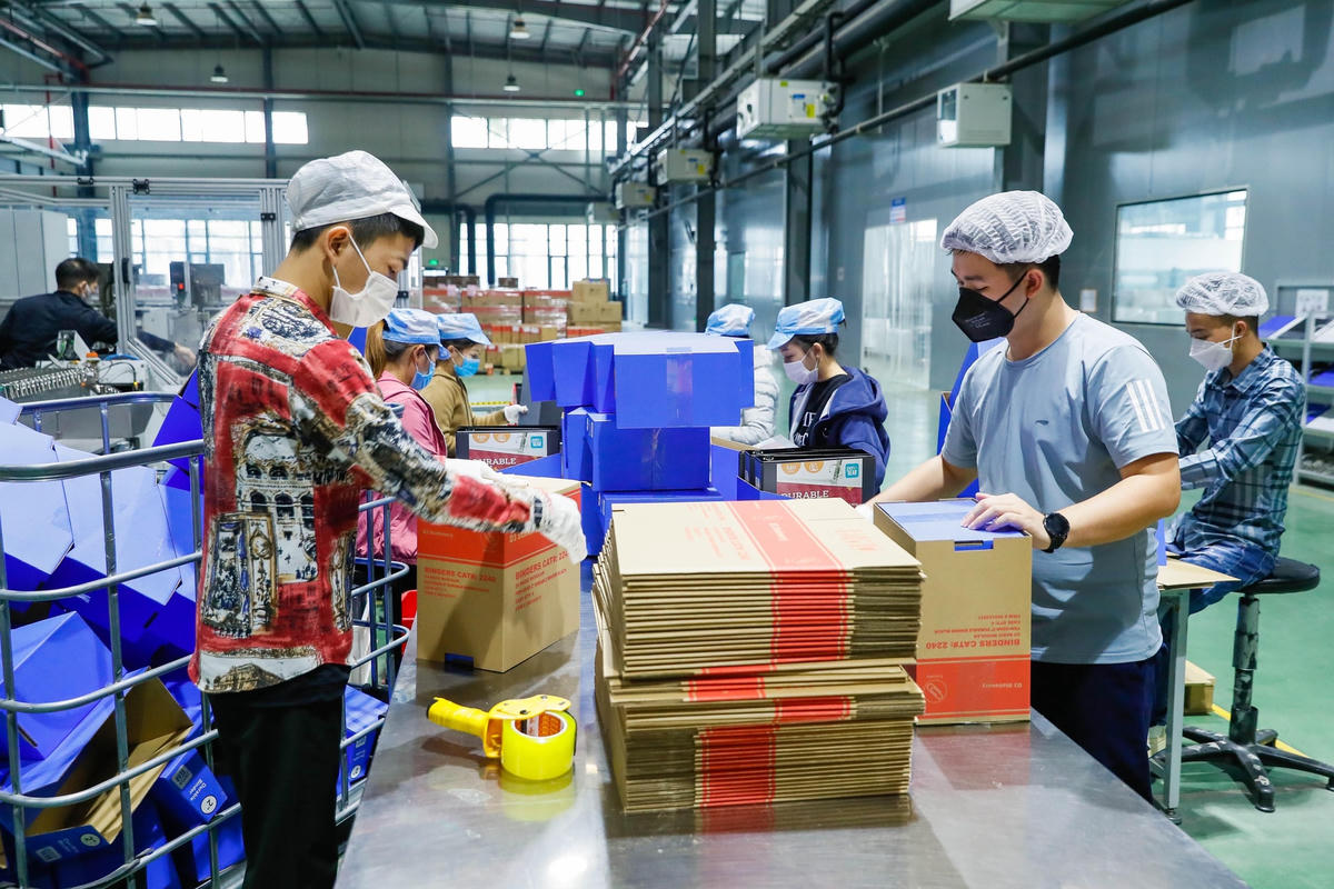 Cộng đồng doanh nghiệp đẩy nhanh sản xuất kinh doanh khi có được nguồn vốn từ ngân hàng. Ảnh: Quang Vinh.