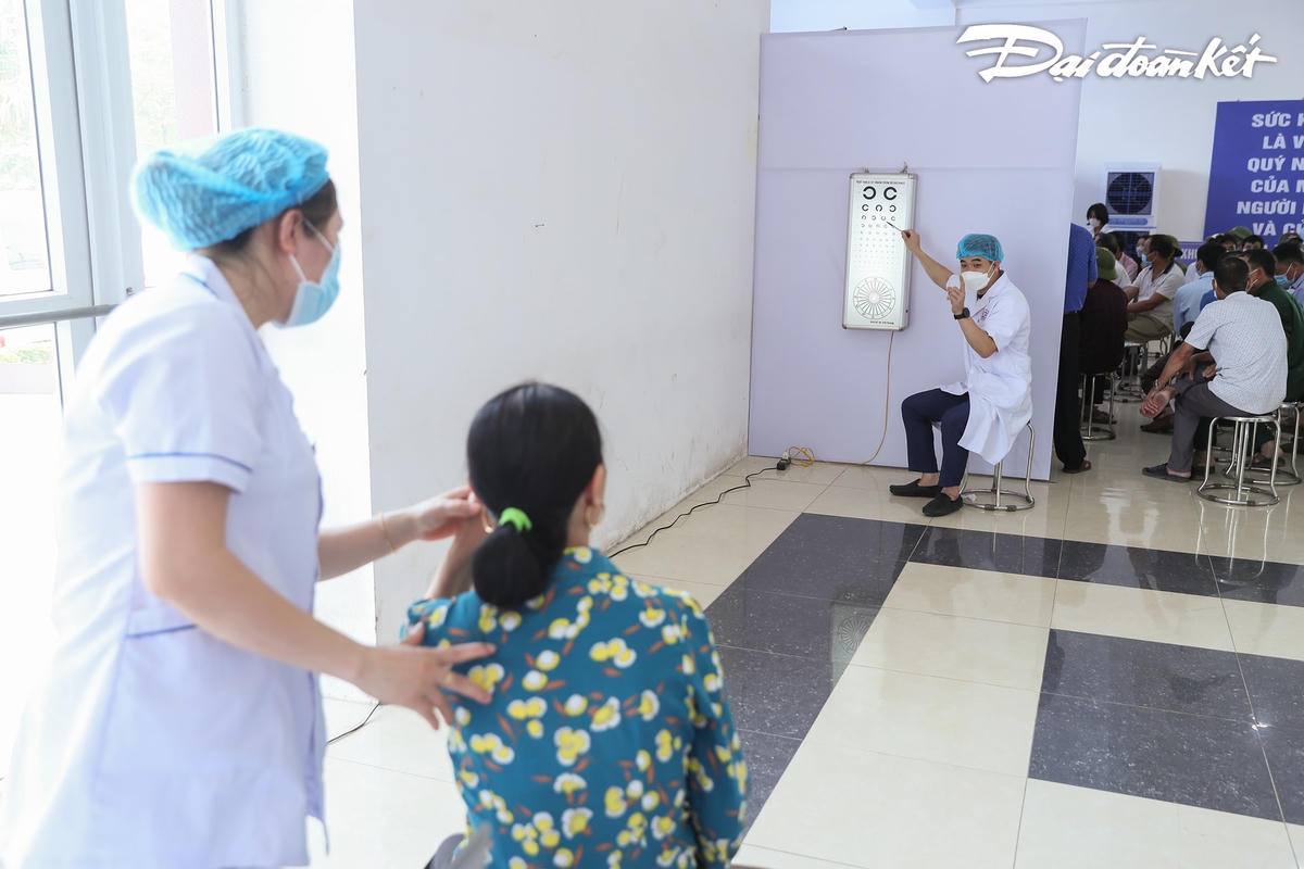 [ẢNH] Hà Nội: Hơn 400 y, bác sĩ giỏi khám sức khỏe miễn phí cho người dân
