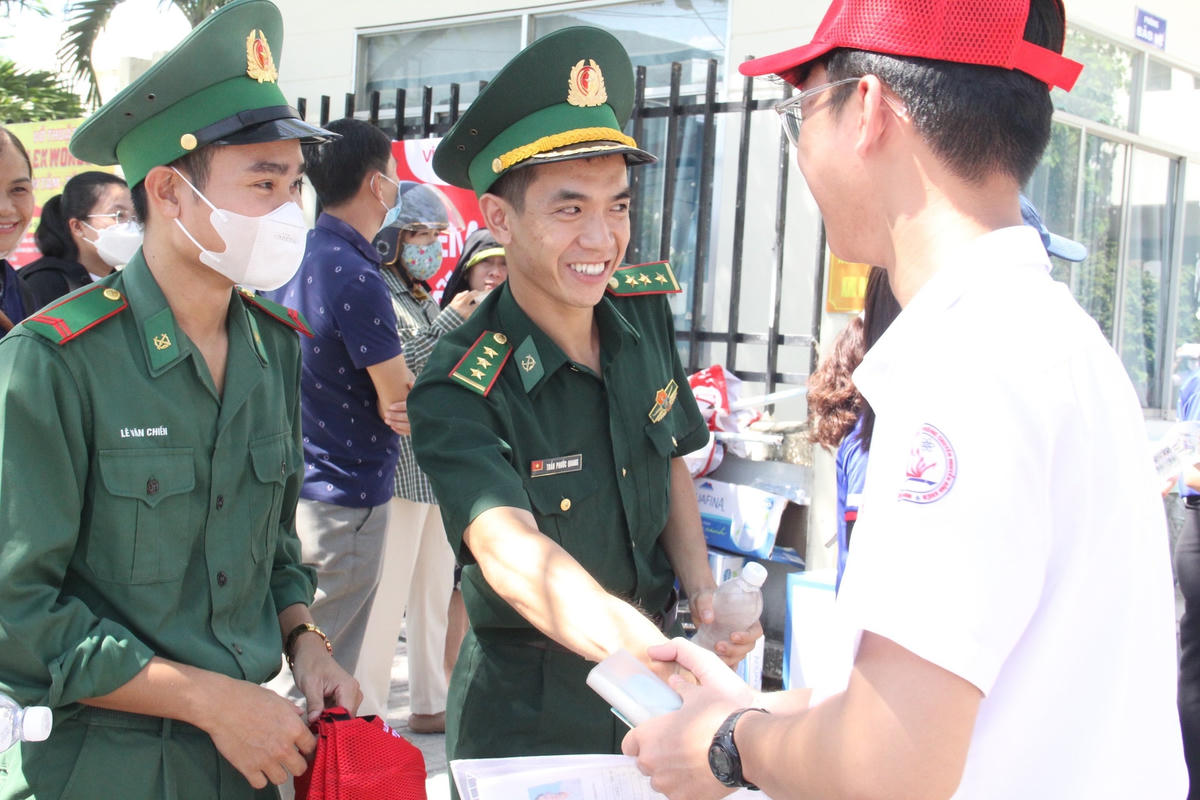 Lực lượng chức năng hỗ trợ nước uống, đồ đạc cho thí sinh.
