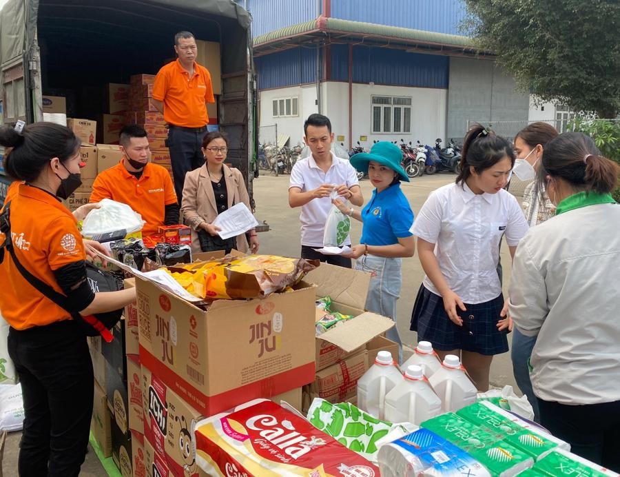 Công nhân tham gia mua hàng tại xe “Siêu thị đoàn viên công đoàn”. Ảnh: Ngọc Ánh.