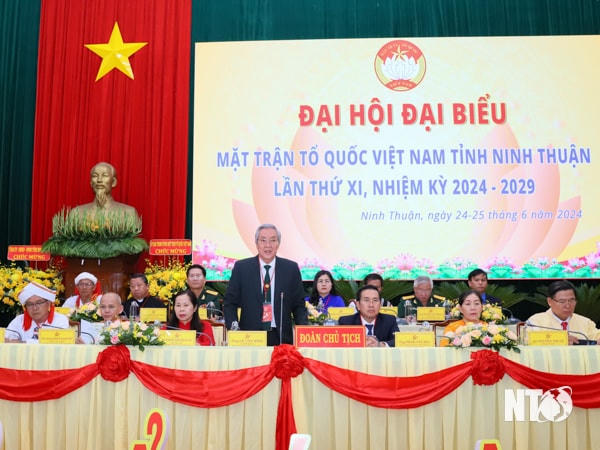 Ông Lê Văn Bình, UVTV Tỉnh ủy, Chủ tịch Ủy ban MTTQ Việt Nam tỉnh điều hành tại Phiên thứ nhất Đại hội đại biểu Mặt trận Tổ quốc Việt Nam tỉnh Ninh Thuận lần thứ XI, nhiệm kỳ 2024-2029. Ảnh: Văn Nỷ.