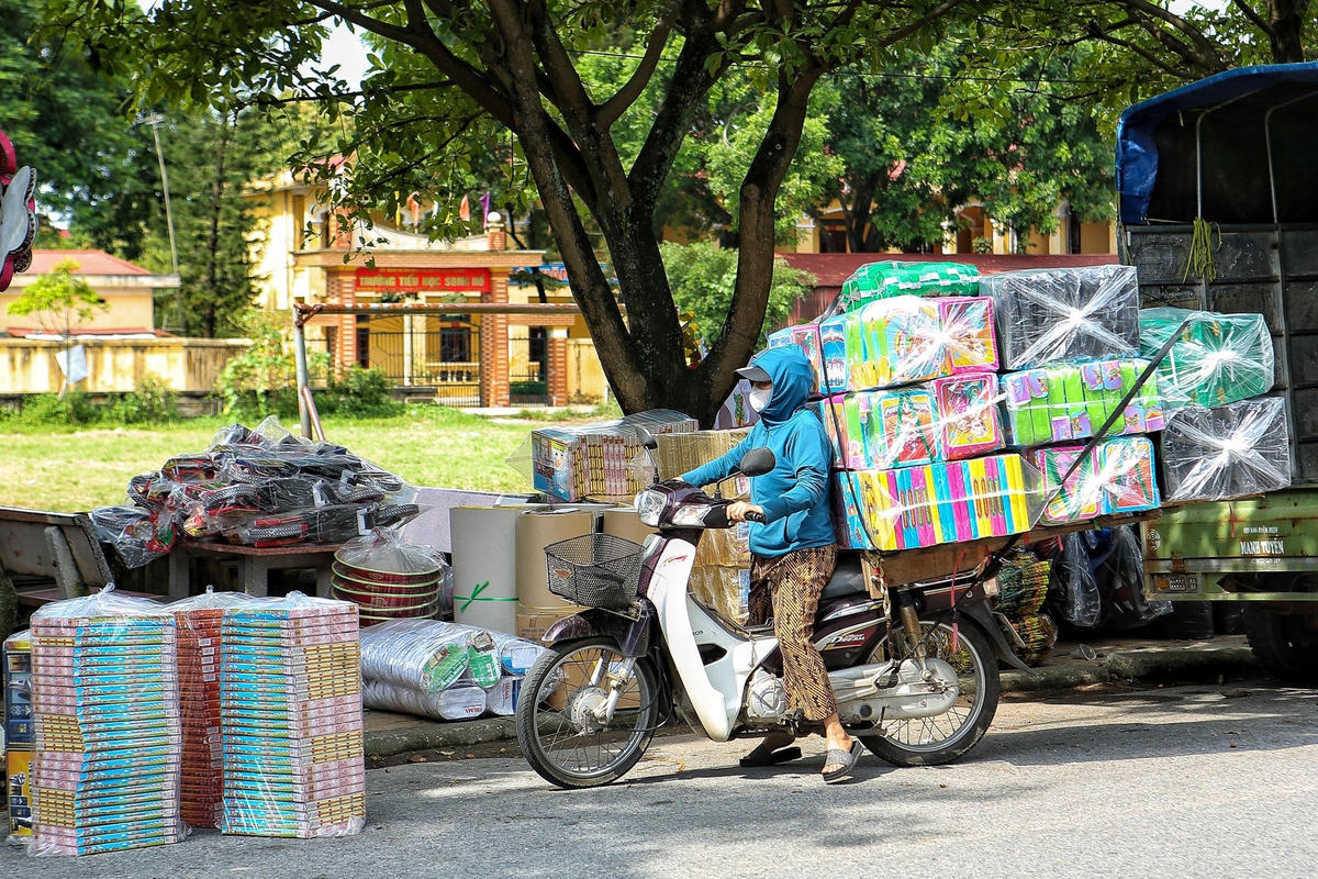 Thủ phủ vàng mã lớn nhất miền Bắc: Hối hả làm ô tô, xe máy đời mới phục vụ Rằm tháng 7 