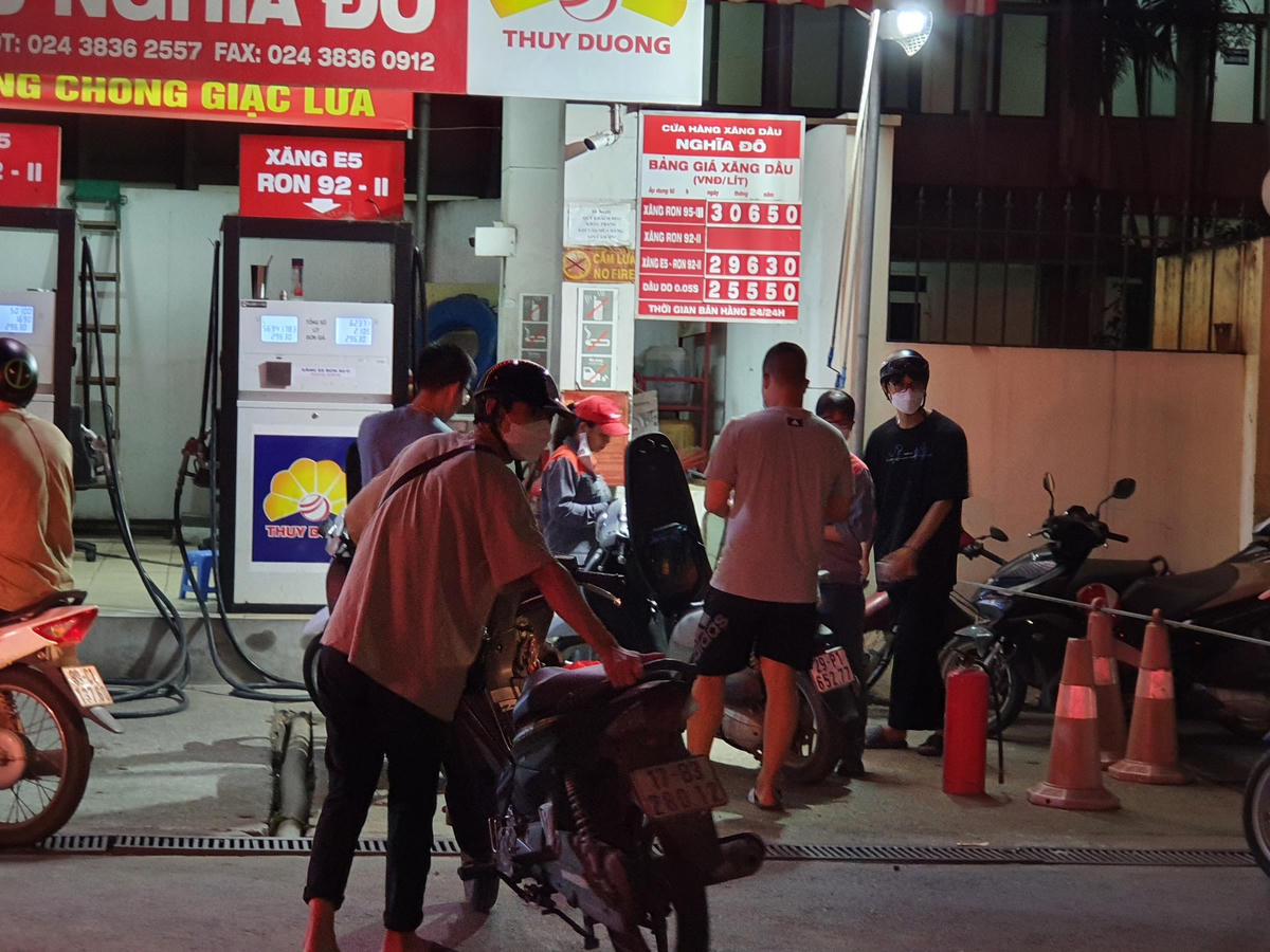 Trong kỳ điều hành 23/5, liên bộ Công Thương - Tài chính tăng giá xăng và giảm giá dầu. Theo đó, giá xăng E5RON 92 lên mức 29.630 đồng một lít, RON 95 30.650 đồng một lít. Còn dầu diesel giảm 1.100 đồng một lít, giá bán là 25.550 đồng một lít; dầu DO giảm 970 đồng một lít, giá bán là 20.590 đồng một lít.