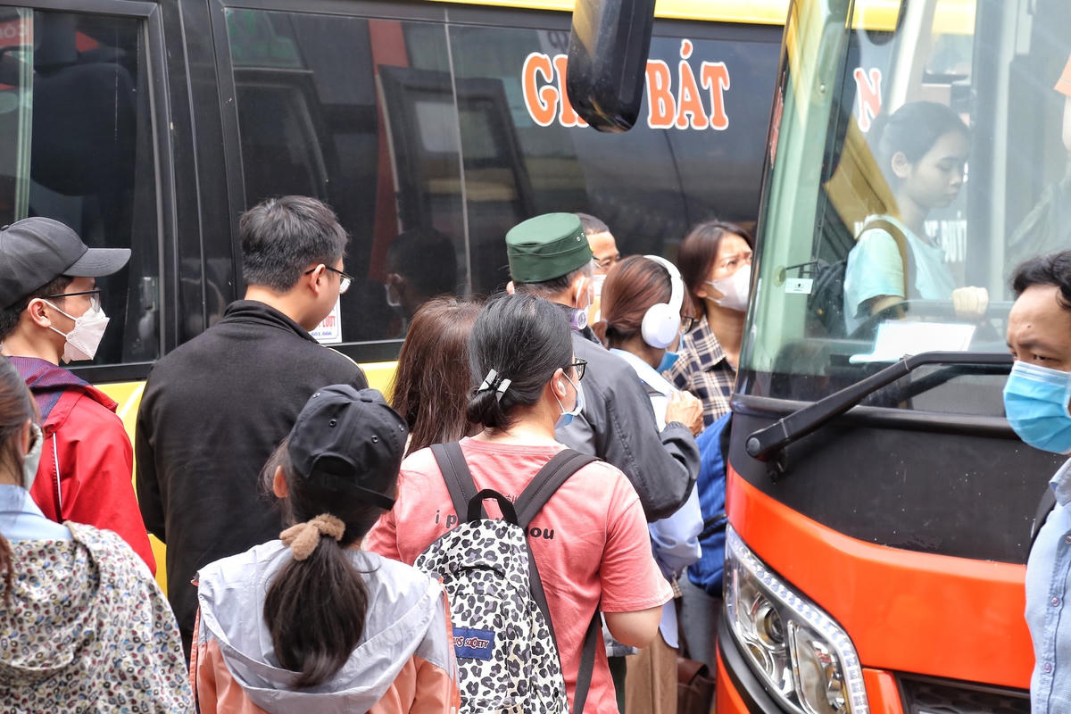 "Bến xe Giáp Bát huy động 100% lao động trực ngày cao điểm để quản lý vận tải hành khách, phục vụ hành khách và đảm bảo an ninh trật tự", ông Tùng nhấn mạnh.