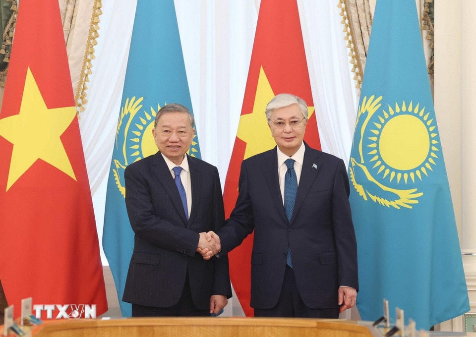 Tổng Bí thư Tô Lâm và Tổng thống Kazakhstan Kassym-Jomart Tokayev chụp ảnh chung trước hội đàm cấp Nhà nước. (Ảnh: Thống Nhất/TTXVN)