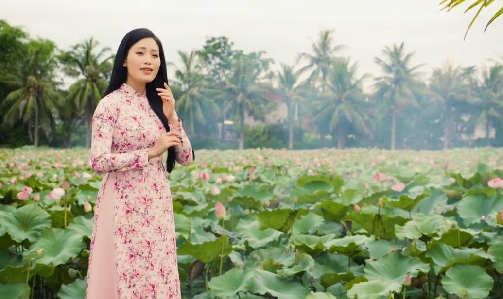 MV "Quê ơi" như sự đánh dấu chặng đường ca hát chuyên nghiệp của ca sĩ Huyền Trang. 