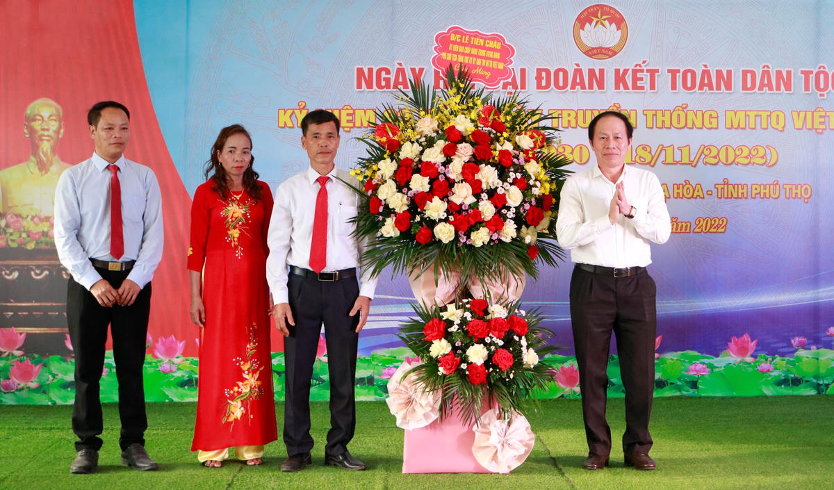 Phó Chủ tịch - Tổng Thư ký UBTƯ MTTQ Việt Nam Lê Tiến Châu tặng hoa chúc mừng nhân dân khu 2, xã Minh Côi, huyện Hạ Hòa, tỉnh Phú Thọ trong Ngày hội đại đoàn kết toàn dân tộc 