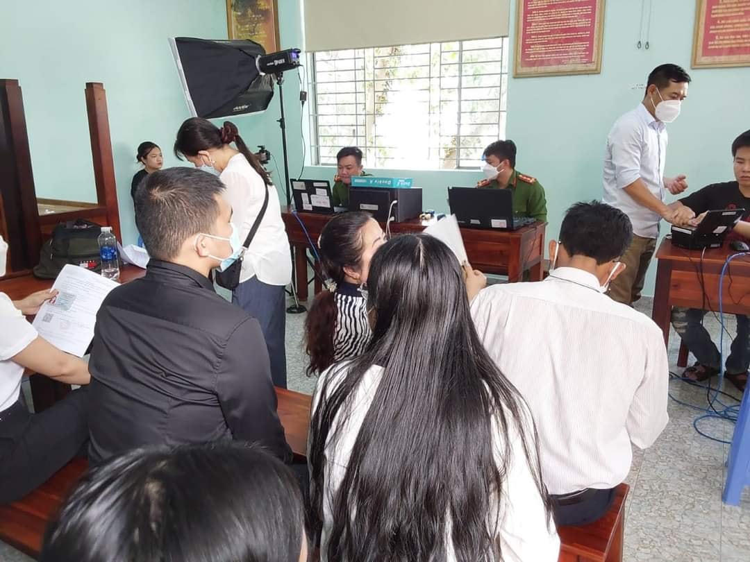 Người dân làm thủ tục xin cấp căn cước công dân gắn Chip tại TP Thủ Đức, TP HCM (Ảnh: T.Bình).