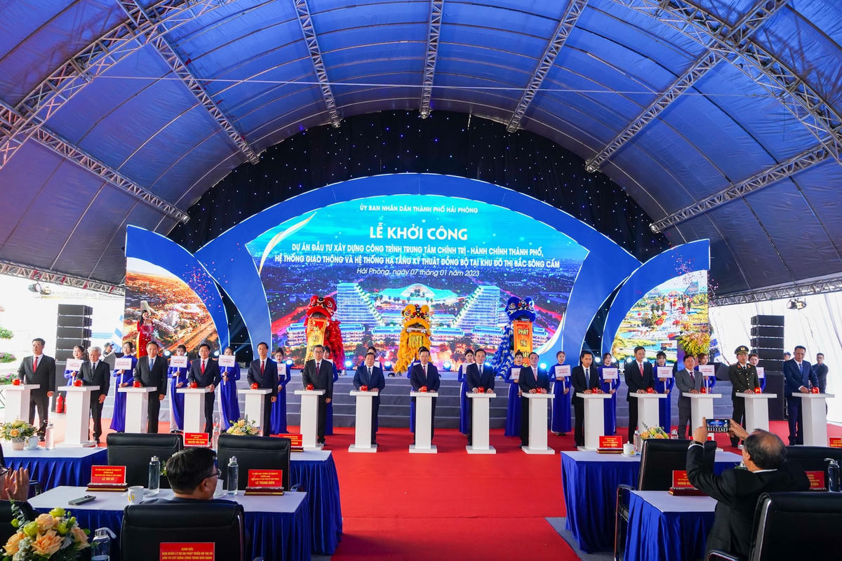 Các đại biểu bấm nút khởi công Dự án.