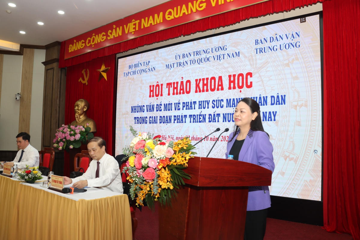 PGS.TS Nguyễn Thị Thu Hà, Uỷ viên Trung ương Đảng, Phó Chủ tịch – Tổng thư ký Uỷ ban Trung ương Mặt trận Tổ quốc Việt Nam phát biểu tại hội thảo.
